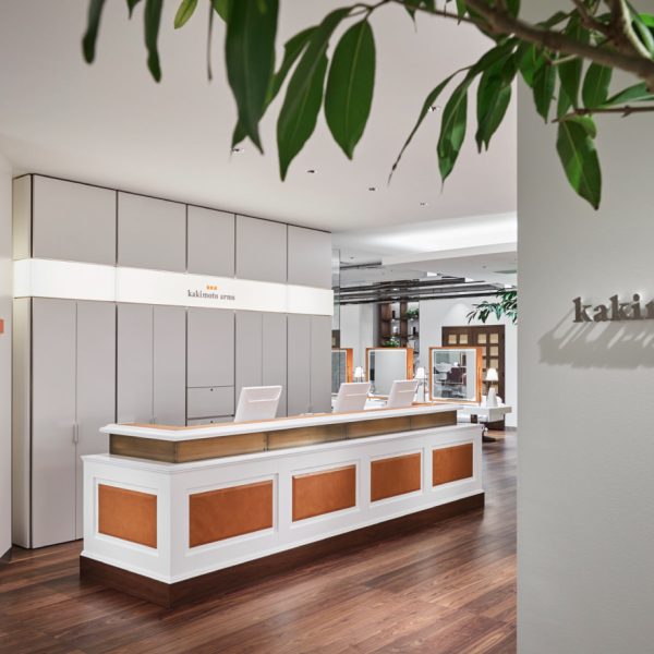 [Insidekakimoto arms]　We welcome customers visiting us in our spacious reception area.