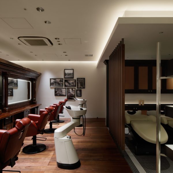 [Inside the Men's Grooming Area]　Seatings for customers are amply spaced apart with comfortable and sturdy seats. A feature of the seating in the men's grooming salon is that it is designed so that customers can relax while enjoying their treatments.