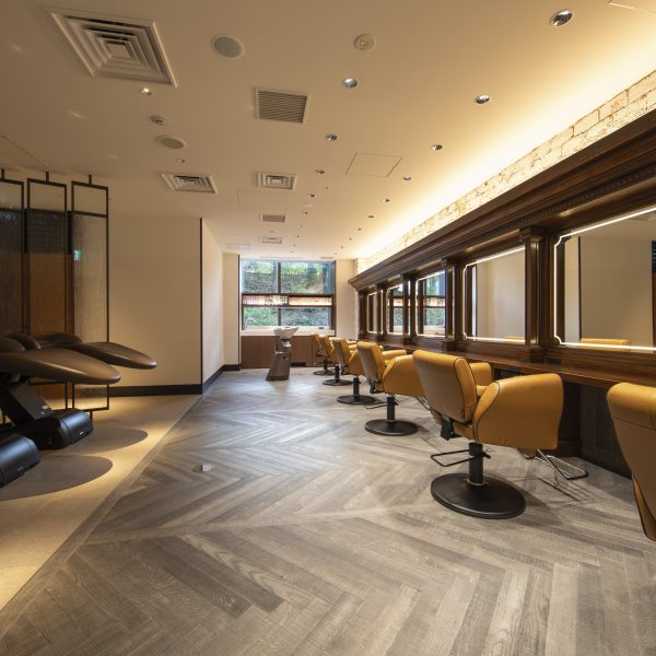 [Inside the Men's Grooming Area]　Seatings for customers are amply spaced apart with comfortable and sturdy seats. A feature of the seating in the men's grooming salon is that it is designed so that customers can relax while enjoying their treatments.