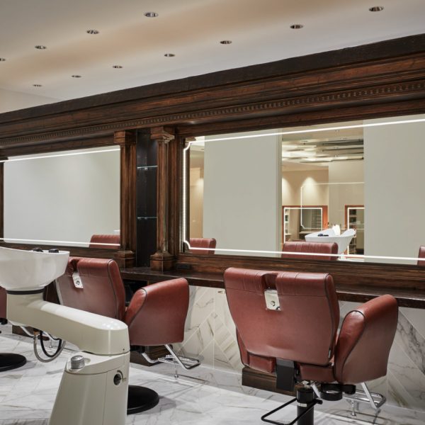 [Inside the Men's Grooming Area]　Seatings for customers are amply spaced apart with comfortable and sturdy seats. A feature of the seating in the men's grooming salon is that it is designed so that customers can relax while enjoying their treatments.