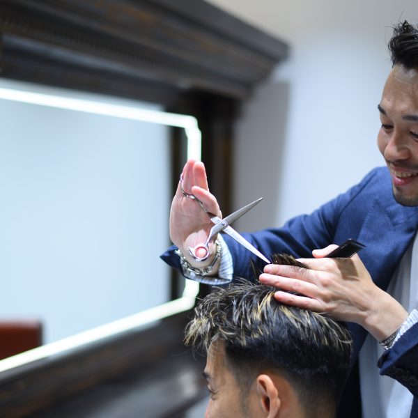 [Haircuts]　Our stylists, who are men's grooming specialists, will propose a hairstyle based on your hair type, curl type, and bone structure that will quickly include trends and styles that promote your individuality.