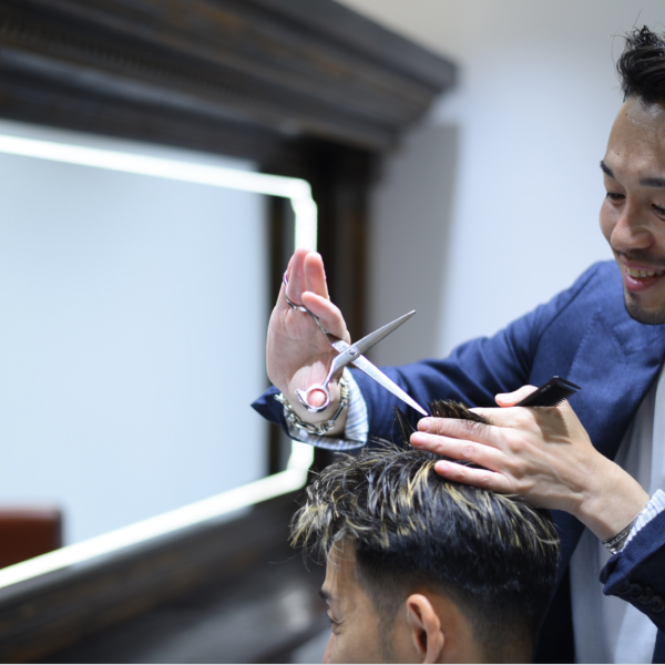 [Haircuts]　Our stylists, who are men's grooming specialists, will propose a hairstyle based on your hair type, curl type, and bone structure that will quickly include trends and styles that promote your individuality.