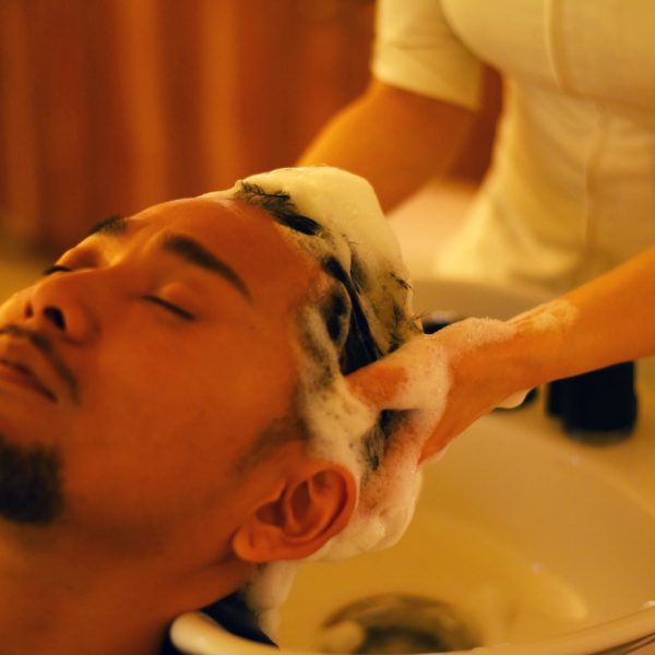 [Head Spa]　We have a therapist dedicated to Head Spa providing treatments. The spa booths have fully flat seats that allow you to rest comfortably. Special attention has been taken to 