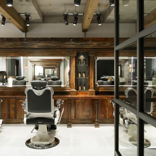 [Inside the Men's Grooming Area]　Seatings for customers are amply spaced apart with comfortable and sturdy seats. A feature of the seating in the men's grooming salon is that it is designed so that customers can relax while enjoying their treatments.