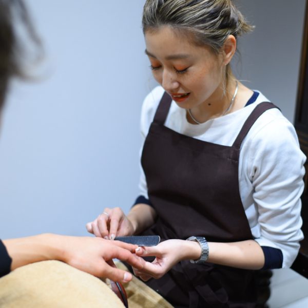 [Hand & Nail Care]　We have a manicurist to provide you with a hand and nail care menu. Women surprisingly pay attention to men's hands. Hands are often looked at in business situations, such as when exchanging business cards or giving presentations. Taking care of your fingertips will get your hands complimented. by women!