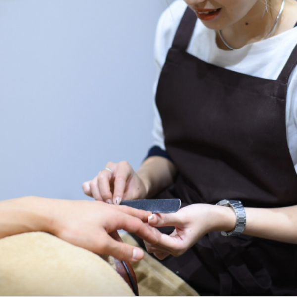 [Hand & Nail Care]　We have a manicurist to provide you with a hand and nail care menu. Women surprisingly pay attention to men's hands. Hands are often looked at in business situations, such as when exchanging business cards or giving presentations. Taking care of your fingertips will get your hands complimented. by women!