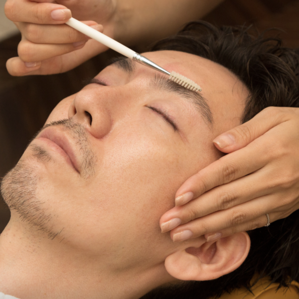 [Eyebrow Care]　We have a dedicated eyebrow eyelash designer.  Trimming your eyebrows not only gives them a natural and well-groomed look but also has the effect of restoring a youthful appearance! 