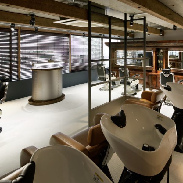 [Inside the Men's Grooming Area]　Seatings for customers are amply spaced apart with comfortable and sturdy seats. A feature of the seating in the men's grooming salon is that it is designed so that customers can relax while enjoying their treatments.