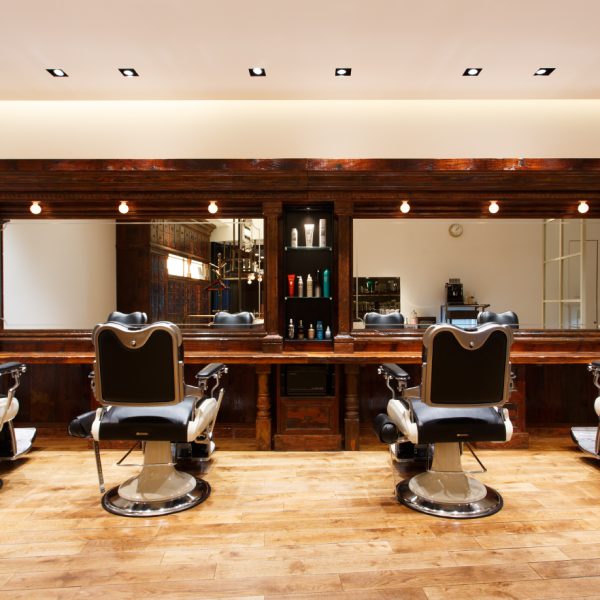 [Inside the Men's Grooming Area]　Seatings for customers are amply spaced apart with comfortable and sturdy seats. A feature of the seating in the men's grooming salon is that it is designed so that customers can relax while enjoying their treatments.