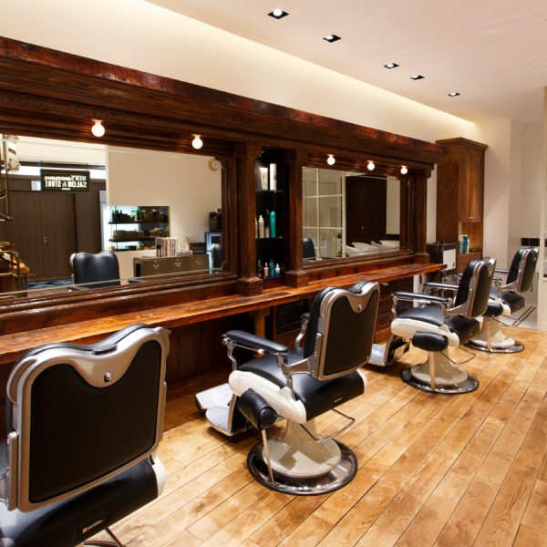 [Inside the Men's Grooming Area]　Seatings for customers are amply spaced apart with comfortable and sturdy seats. A feature of the seating in the men's grooming salon is that it is designed so that customers can relax while enjoying their treatments.